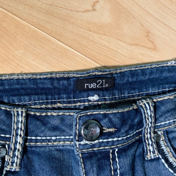 Jean Cuffed Capris - Picture 3 of 5